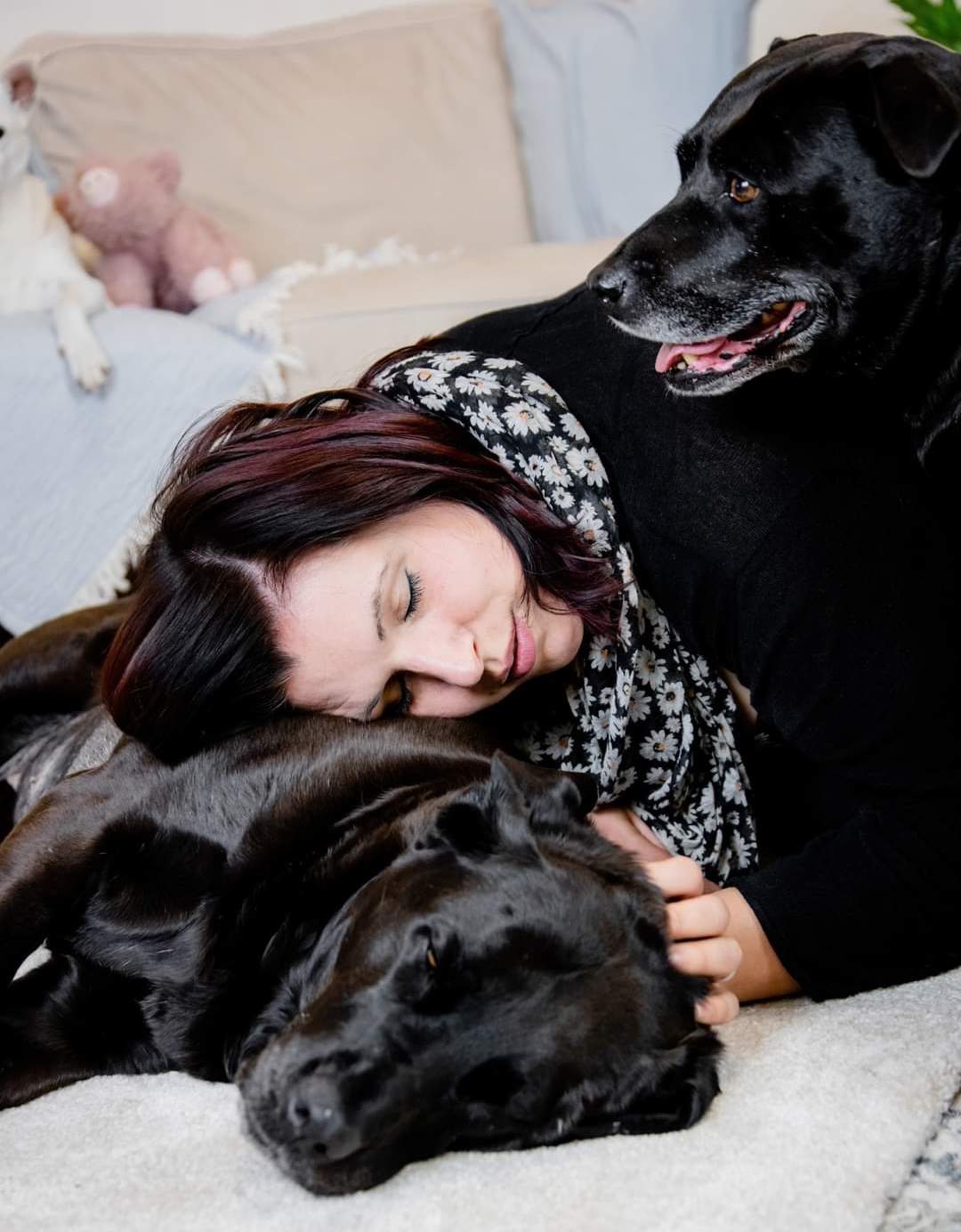 Nadine vom Info-Blog über Dental Skelet Retina Anomalie (= DSRA) "Chaplins kleine Welt" kuschelt mit Hunde-Oma Luna